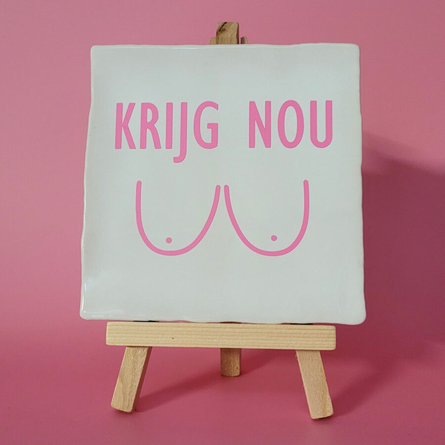 Tegeltje_Krijg nou tieten